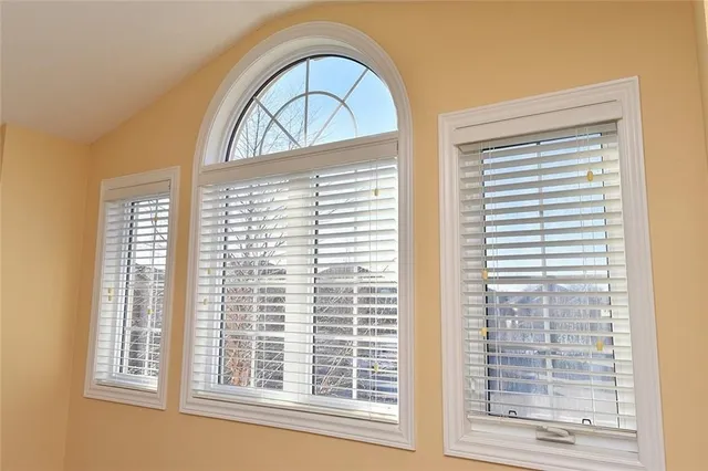 Additional image 32 of 59 HOLIMONT Crt