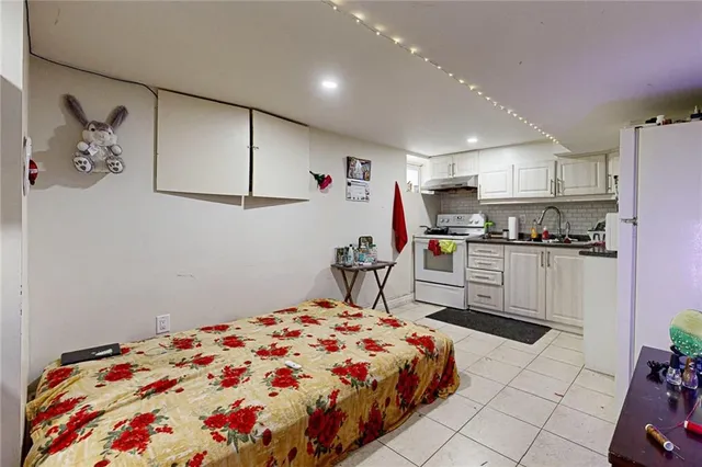 Additional image 32 of 192 WENTWORTH St