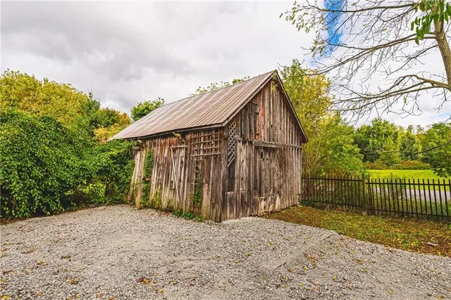 Additional image 44 of 116 LYNDEN Rd