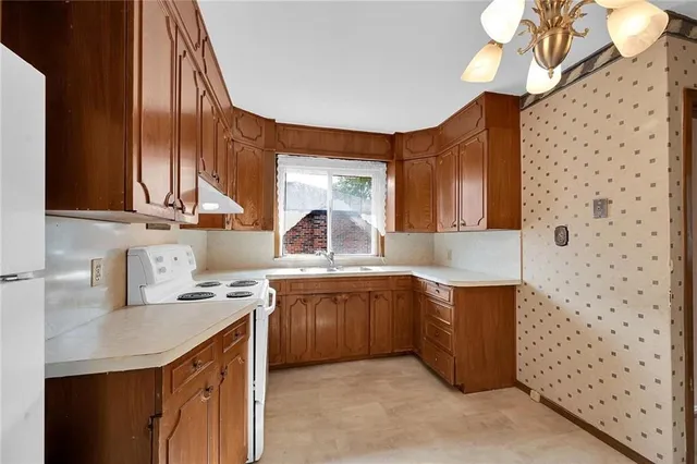 Additional image 9 of 63 FERNWOOD Cres