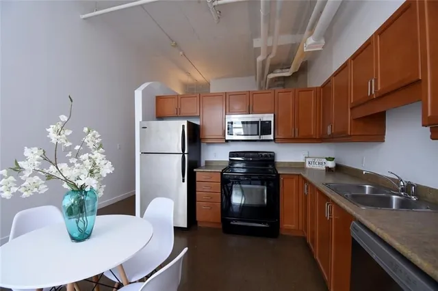 Additional image 11 of 66 Bay St Unit PH 807