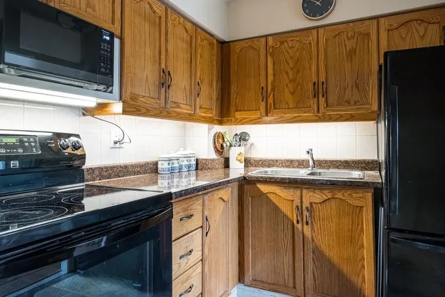 Additional image 12 of 180 LIMERIDGE Rd Unit 301