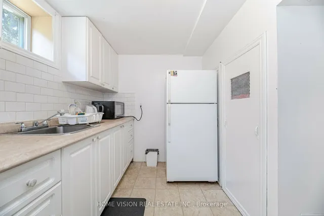 Additional image 32 of 44 Clarendon Ave