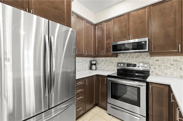 Additional image 17 of 590 NORTH SERVICE Rd Unit 29