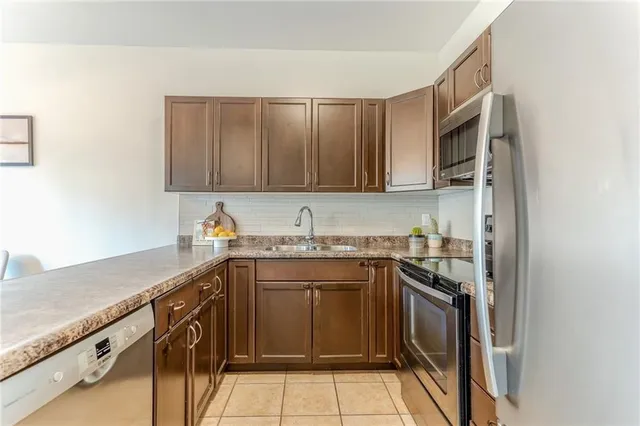 Additional image 10 of 31 TOPAZ St