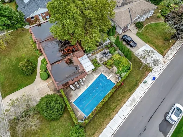 Additional image 46 of 65 MAPLE Dr