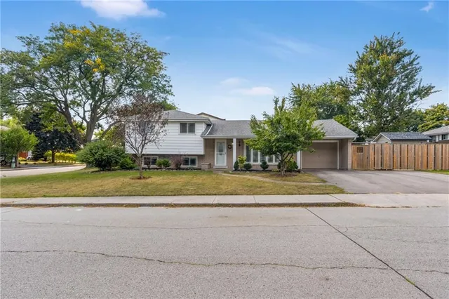 8 CAMELOT Dr