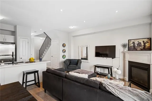 Additional image 12 of 57 PINOT Cres