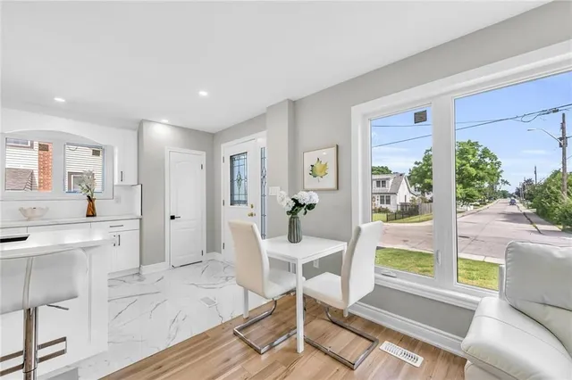 Additional image 18 of 66 HOWE Ave