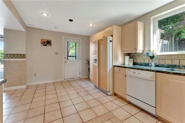 Additional image 45 of 210 BLUEBELL Cres