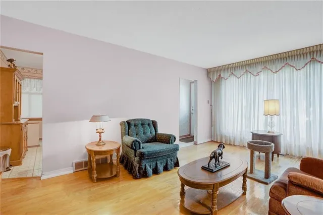 Additional image 8 of 38 DUBARRY Blvd