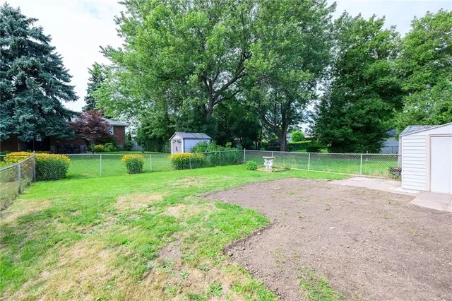 Additional image 42 of 66 HOWE Ave