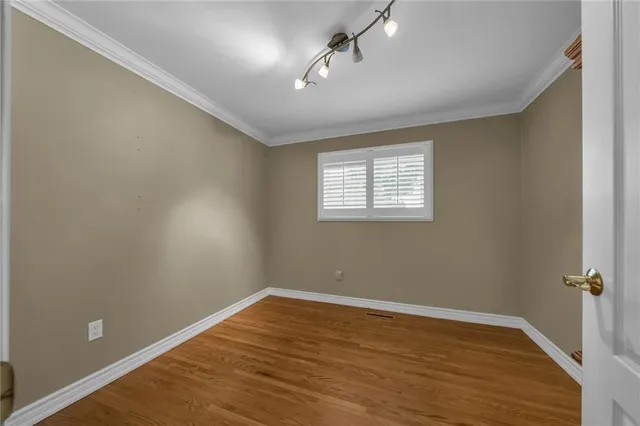 Additional image 11 of 16 LAWRENCE Ave