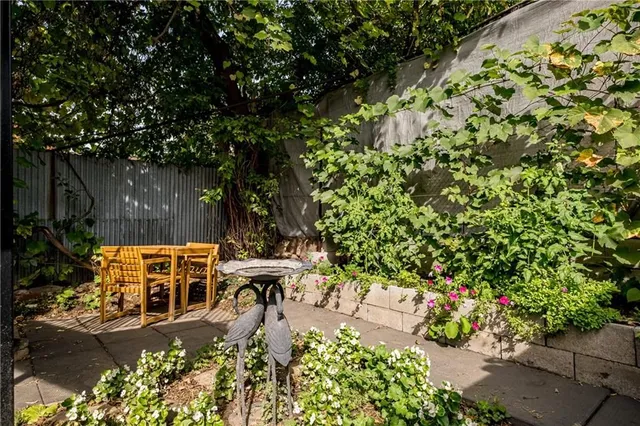 Additional image 49 of 235 YOUNG St