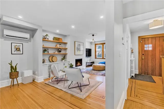 Additional image 13 of 74 HYDE PARK Ave