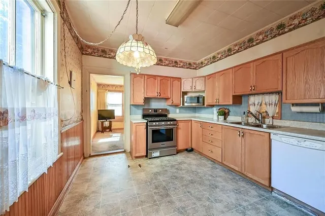 Additional image 31 of 56 AIKMAN Ave