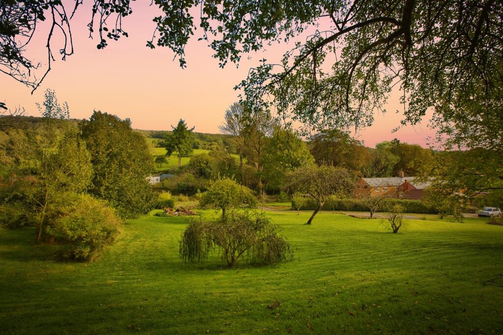 Additional image 3 of Kennel Batch, Wells