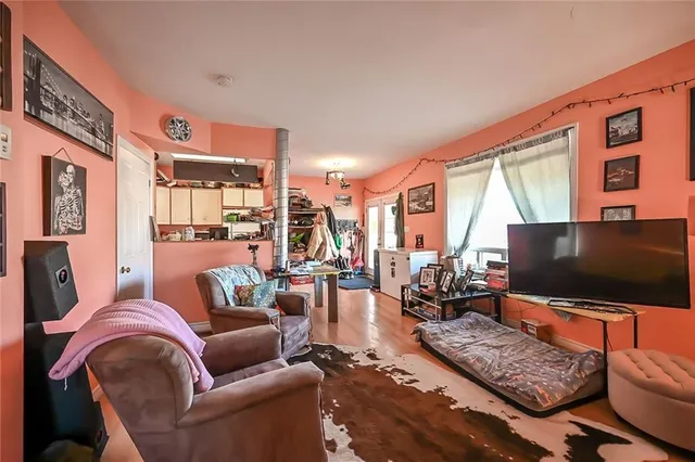 Additional image 39 of 129 LYNDEN Rd