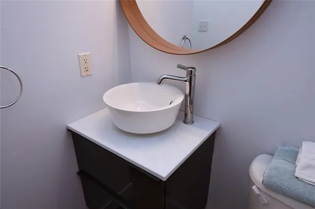 Additional image 19 of 66 Bay St Unit PH 807