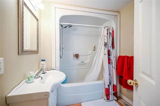 Additional image 35 of 129 LYNDEN Rd