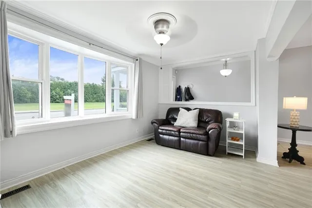 Additional image 4 of 215 STRATHEARNE Ave