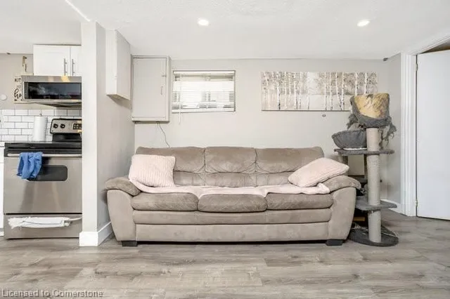 Additional image 19 of 224 Brucedale Ave