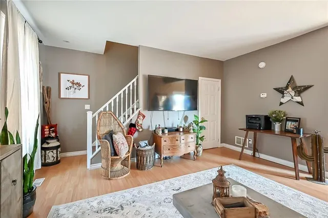 Additional image 6 of 129 LYNDEN Rd