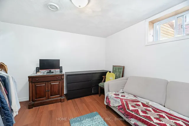 Additional image 35 of 44 Clarendon Ave