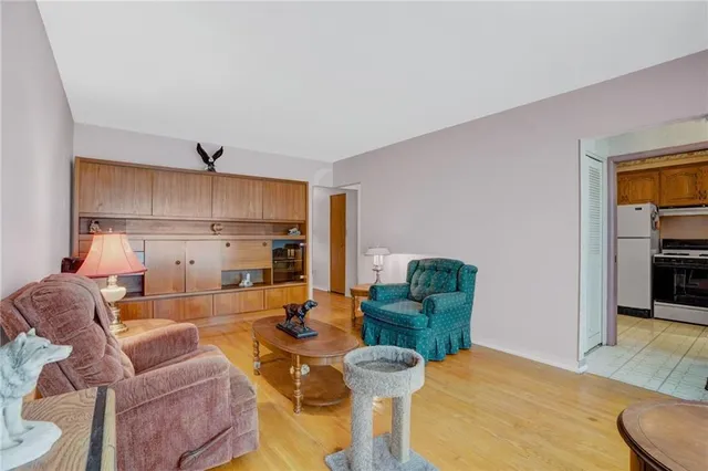 Additional image 7 of 38 DUBARRY Blvd