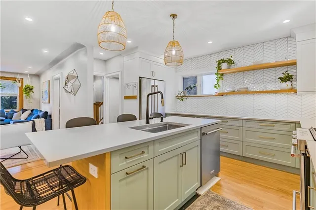 Additional image 21 of 74 HYDE PARK Ave