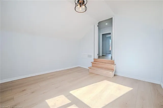 Additional image 18 of 294 Emerald St