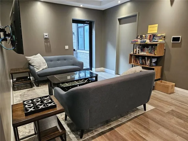 Additional image 11 of 1 REDFERN Ave Unit 435