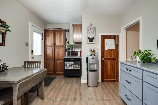 Additional image 10 of 52 Mayflower Ave