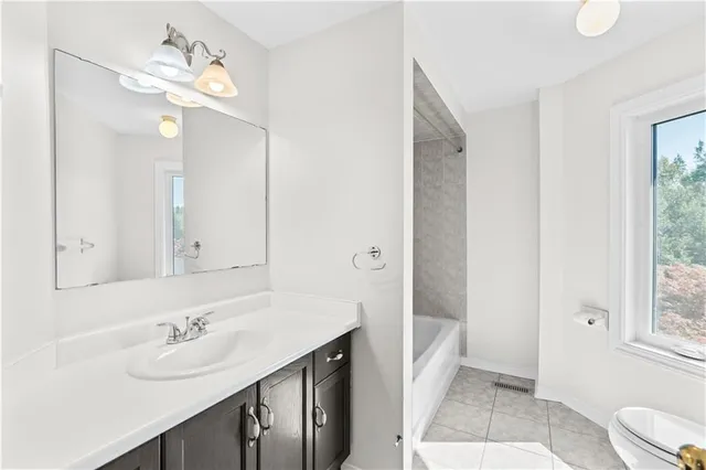 Additional image 36 of 80 STRATHROY Cres