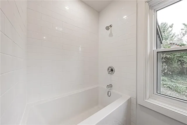 Additional image 38 of 116 LYNDEN Rd