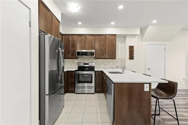 Additional image 16 of 590 NORTH SERVICE Rd Unit 29