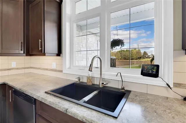 Additional image 9 of 152 POPLAR St