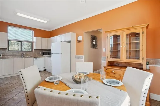 Additional image 16 of 408 COCHRANE Rd