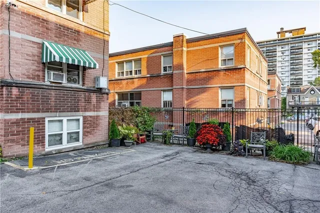 Additional image 38 of 227 MACNAB St Unit 14