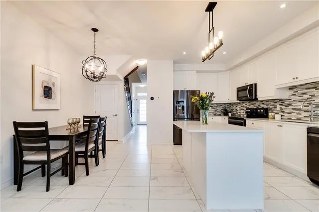 Additional image 19 of 32 GREENWICH Ave