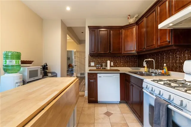 Additional image 19 of 128 PARK St