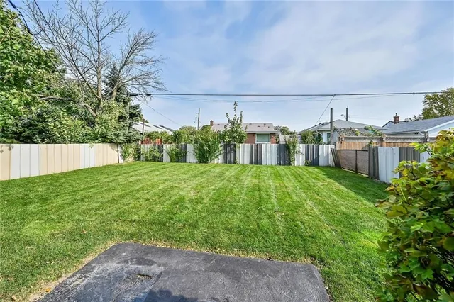 Additional image 27 of 63 FERNWOOD Cres