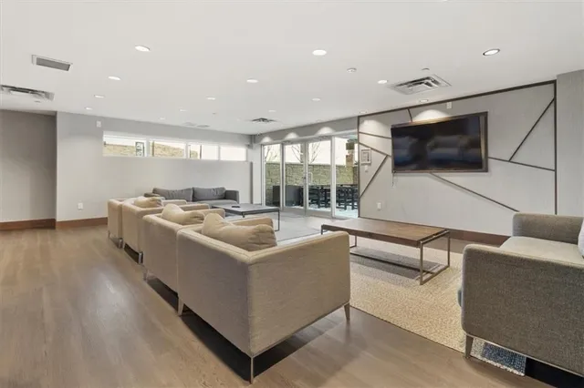 Additional image 21 of 16 MARKLE Cres Unit 202