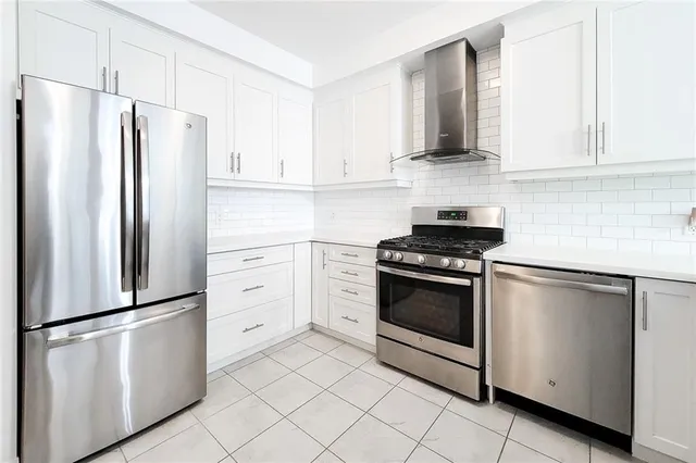 Additional image 20 of 8 SHOWERS Lane