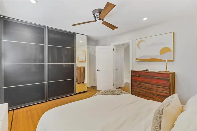 Additional image 29 of 74 HYDE PARK Ave