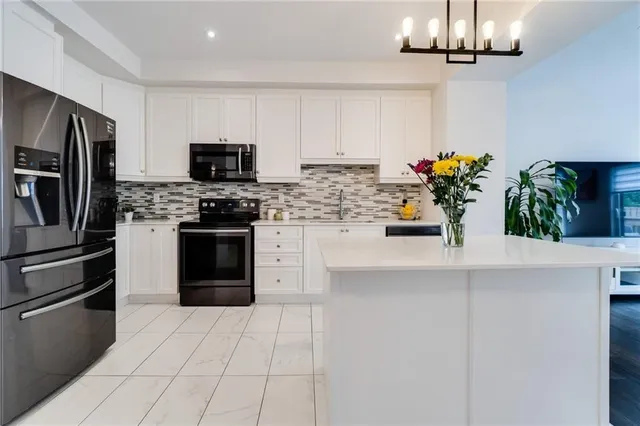 Additional image 22 of 32 GREENWICH Ave