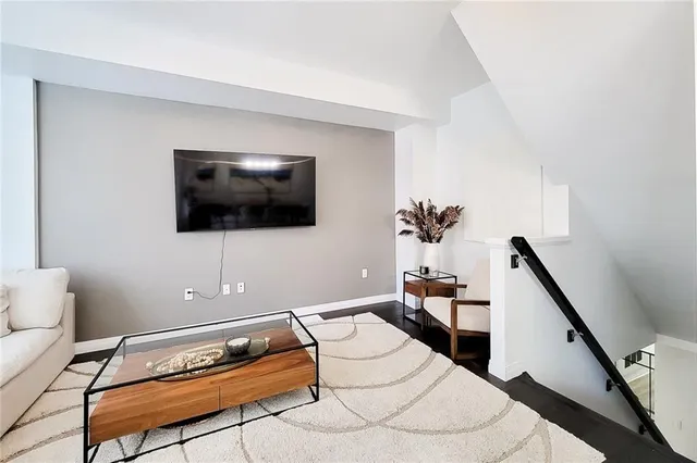 Additional image 8 of 8 SHOWERS Lane