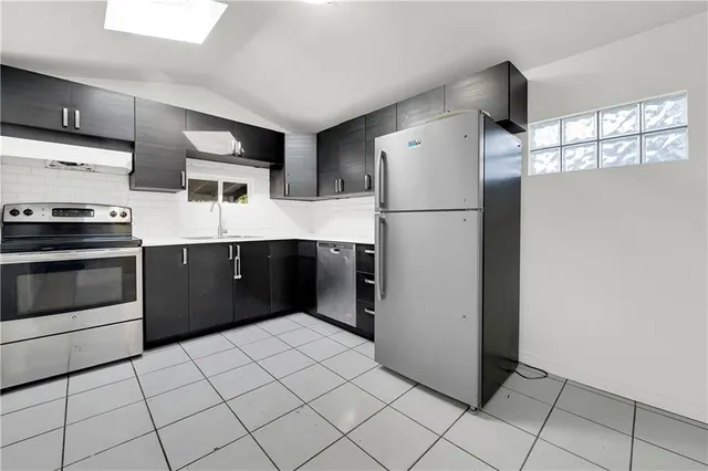 Additional image 10 of 103 EMERALD St