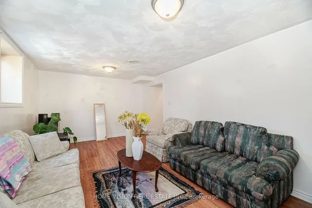 Additional image 30 of 44 Clarendon Ave