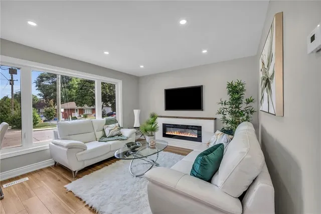 Additional image 16 of 66 HOWE Ave